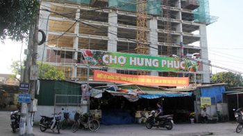 Bêtông chung cư đang xây rơi xuống chợ, bà bán gà gãy chân 