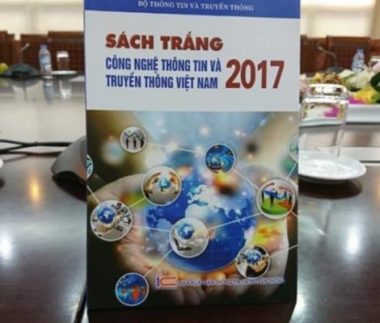 Sách trắng Công nghệ thông tin và truyền thông Việt Nam 2017 được in thành 2 phiên bản tiếng Việt và tiếng Anh