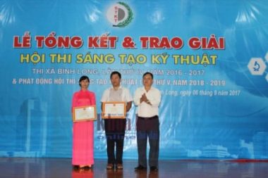 2.	Ông Phan Xuân Vĩnh - Phó chủ tịch UBND thị xã Bình Long trao Giấy khen cho các tập thể, cá nhân có thành tích trong công tác tuyên truyền hội thi sáng tạo kỹ thuật lần thứ IV