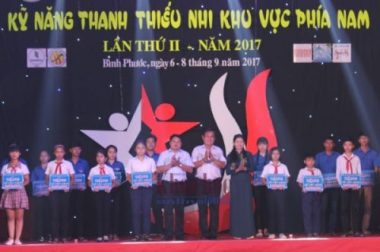 2.	Bà Tôn Ngọc Hạnh - Phó trưởng Đoàn đại biểu Quốc hội tỉnh Bình Phước và đại diện các đơn vị tham gia Liên hoan tặng sổ tiết kiệm cho các em đoàn viên, đội viên