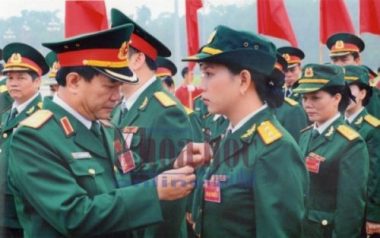 2. Thượng tướng Mai Quang Phấn - Phó Chủ nhiệm Tổng cục Chính trị Quân đội nhân dân Việt Nam trao Huy hiệu Hồ Chí Minh cho Thượng úy Lê Thị Thu Hằng.