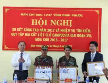 Ông Nguyễn Tiến Dũng – Phó chủ tịch UBND tỉnh Bình Phước tặng Bằng khen cho các cá nhân vì có thành tích xuất sắc trong thực hiện Đề án 1237 