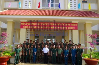 Cán bộ, chiến sĩ Tiểu khu quân sự tỉnh Karatie Quân đội Hoàng gia Campuchia và Ban CHQS huyện Phú Riềng, tỉnh Bình Phước chụp hình lưu niệm tại chuyến thăm