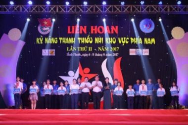 Phó Trưởng Đoàn đại biểu Quốc hội tỉnh Bình Phước Tôn Ngọc Hạnh cùng đại diện các đơn vị trao sổ tiết kiệm cho các em học sinh