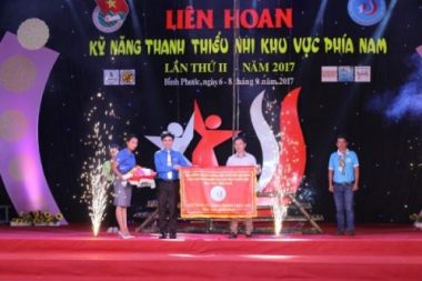 Trao cờ đăng cai Liên hoan lần thứ III, năm 2019 cho Trung tâm hoạt động thanh niên tỉnh Kiên Giang