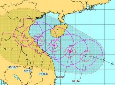 Bao so 10 dat suc gio 150 km/h truoc khi do bo Nghe An - Quang Tri hinh anh 3