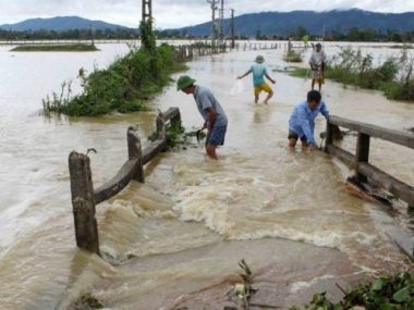 Nghệ An, Hà Tĩnh: Lũ cuốn cả người lẫn xe