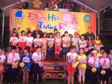 2-	Ban tổ chức trao quà Trung thu cho các em nhỏ tại Đêm hội Trăng rằm xã Thanh Phú