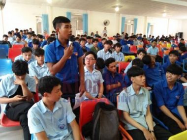 2- Học sinh, sinh viên Trường Cao đẳng nghề Bình Phước đặt câu hỏi tại chương trình tư vấn