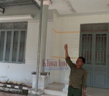 Ông Điểu K Đang, ngụ thôn 2, xã Thống Nhất, huyện Bù Đăng, tỉnh Bình Phước chỉ công trình mái vòm mà đối tượng Trịnh Văn Bàng hứa làm sau khi lừa chiếm đoạt của ông 36 triệu đồng 