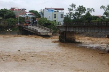 Mưa lũ miền Bắc: Sập cầu ở Yên Bái, 4 người bị cuốn trôi - Ảnh 1.