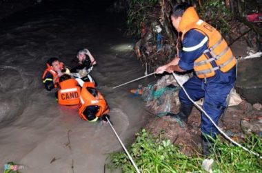 Canh sat dam minh duoi suoi lanh tim nguoi bi nuoc cuon trong dem hinh anh 2