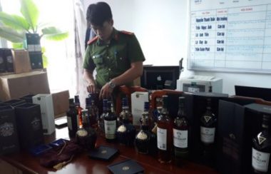 Đà Nẵng: Phá vụ nhập lậu hơn 1.000 chai rượu - Ảnh 1.