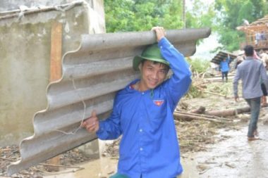 Hàng nghìn thanh niên tình nguyện giúp dân sau mưa lũ miền Bắc - Ảnh 3.