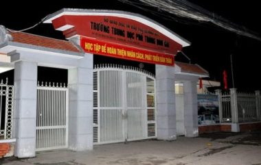 Rơi từ khu nhà 5 tầng, học sinh lớp 10 tử vong - Ảnh 1.