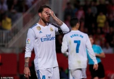 Ronaldo tịt ngòi, Real thua sốc, để Barca bỏ xa 8 điểm - Ảnh 8.