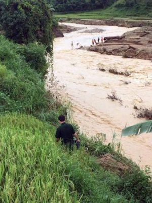 Tìm được thi thể nghi cán bộ biên phòng bị lũ cuốn - Ảnh 2.