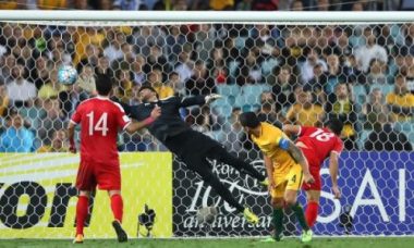 Pha đánh đầu của Cahill gỡ hoà 1-1 cho Australia