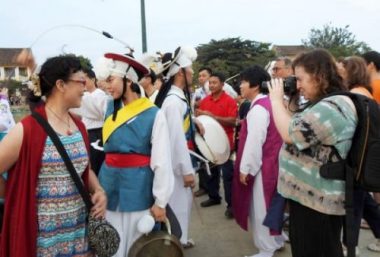 Múa cổ truyền Hàn Quốc trên đường phố Hội An - Ảnh 8.