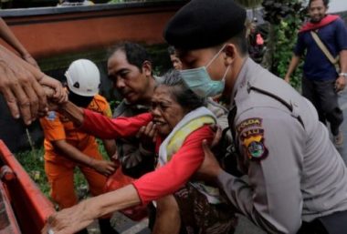 Indonesia tăng thêm 100 xe buýt chở du khách khỏi Bali - Ảnh 2.