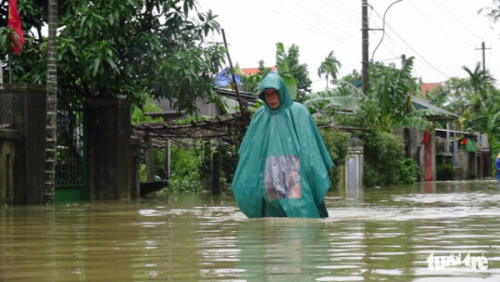 Huế: Lũ dâng cao, học sinh toàn tỉnh nghỉ học - Ảnh 2.