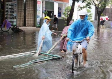 Chùm ảnh: Khách Tây bì bõm lội nước ở Hội An - ảnh 7