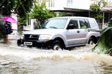 Chùm ảnh: Khách Tây bì bõm lội nước ở Hội An - ảnh 8