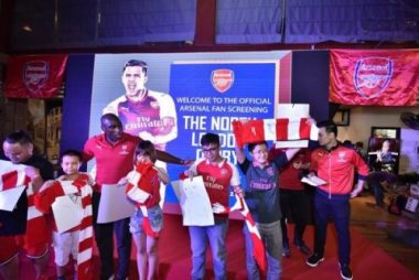 Sol Campbell dự đoán sai vẫn ‘quẩy’ hết mình cùng fans - ảnh 2