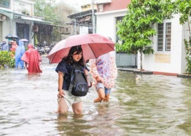 Chùm ảnh: Khách Tây bì bõm lội nước ở Hội An - ảnh 11