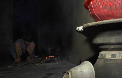 Khó tin bé trai 9 tuổi một mình sống hơn 700 đêm cô quạnh giữa mộ bia - Ảnh 3