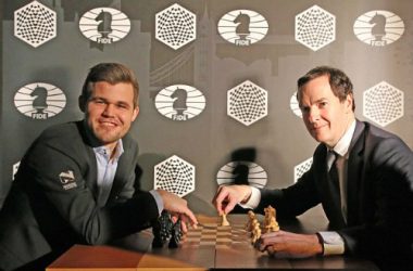 Carlsen (trái) đang chờ người thách đấu danh hiệu vô địch thế giới. Ảnh: World Chess.