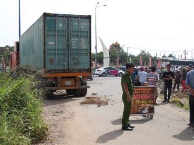 Xe container lao sang làn xe máy, cuốn 2 người vào gầm - ảnh 1