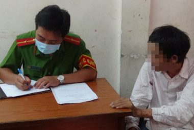 Một người nghiện bị công an TP HCM lập hồ sơ, người này đã cai nhiều lần vẫn tái nghiện. Ảnh: Tuyết Nguyễn.