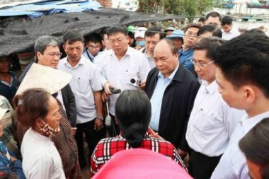 Thủ tướng kiểm tra việc khắc phục hậu quả bão số 12 - Ảnh 2.