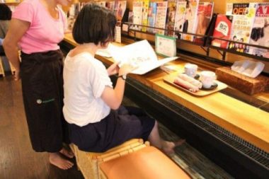 Đi Nhật uống ở quán cà phê hầu gái, cà phê ngâm chân...