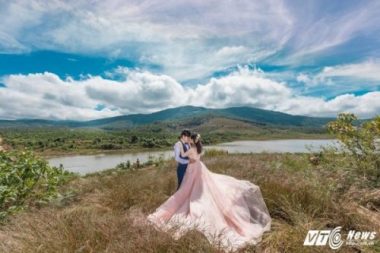 Anh cuoi tuyet dep giua vuon hoa cam tu cau cua cap doi Binh Phuoc hinh anh 19