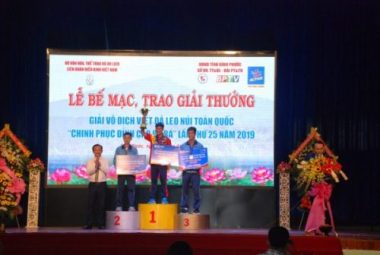 Ban Tổ chức trao cúp cho “Vua leo núi” Đỗ Quốc Luật thuộc đơn vị đơn vị Quân đội (thứ 2 từ phải sang)