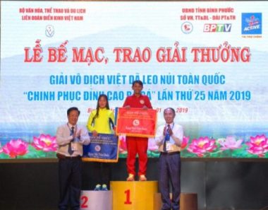 Ban Tổ chức trao giải nhất, nhì toàn đoàn cho hai đơn vị Bình Phước và Khánh Hòa