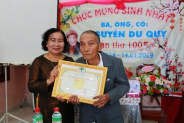 Cụ ông từng bị tra tấn dã man thời chống Mỹ vui vẻ đón sinh nhật lần thứ 100 - Ảnh 3.