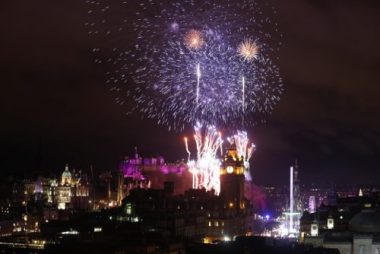  Pháo hoa được phóng trên bầu trời Edinburgh, Scotland. (Ảnh: Sky) 
