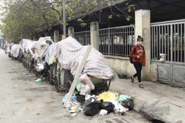 Sự cố 3 ngày không đổ rác: Phó chủ tịch Hà Nội đối thoại ở Sóc Sơn