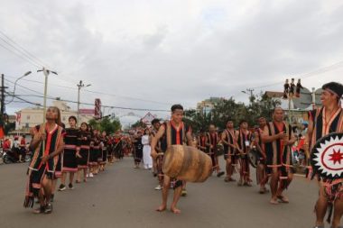 Người dân đổ ra đường theo dõi “con đường thổ cẩm” lớn nhất Đắk Nông - Ảnh 6.