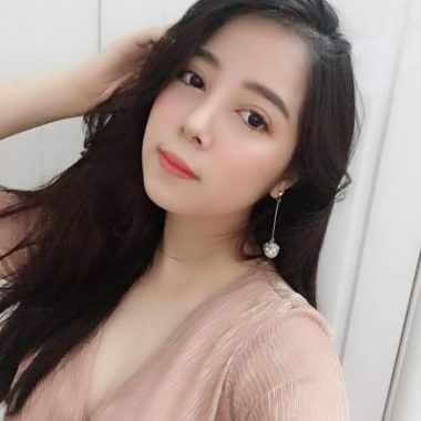 Hot girl mặc quần ngắn, ngồi trên vai em trai Xuân Hinh bị chỉ trích kệch cỡm, phản cảm