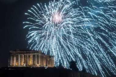  Pháo hoa màu xanh thắp sáng bầu trời Athens, Hy Lạp vào thời khắc chuyển giao sang năm mới. (Ảnh: Sky) 