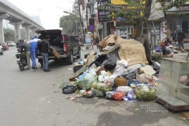 Sự cố 3 ngày không đổ rác: Phó chủ tịch Hà Nội đối thoại ở Sóc Sơn