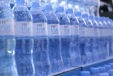 TH true WATER: Tinh khiết mạch nước ngầm từ đá núi lửa