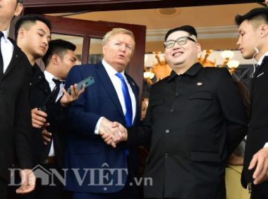 "ong donald trump, kim jong-un" bat ngo di dao tren pho ha noi hinh anh 10