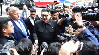 "ong donald trump, kim jong-un" bat ngo di dao tren pho ha noi hinh anh 11