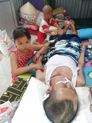 Cha náº±m liá»t giÆ°á»ng vÃ¬ tai náº¡n giao thÃ´ng, 2 con thÆ¡ má»t mÃ¹ tÆ°Æ¡ng lai - 11