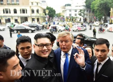 "ong donald trump, kim jong-un" bat ngo di dao tren pho ha noi hinh anh 3